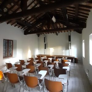 Sala multimediale con tavolo riunioni per n. 8 posti e n. 20 sedute con tavoletta a ribaltina
