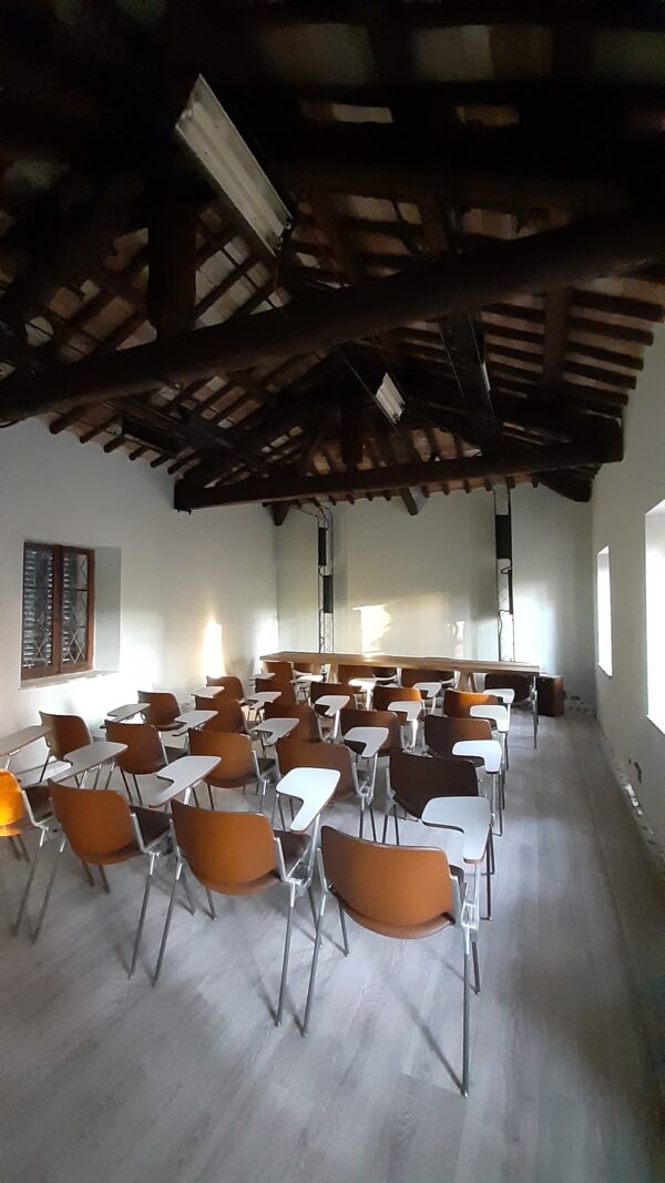 Sala multimediale con tavolo riunioni per n. 8 posti e n. 20 sedute con tavoletta a ribaltina
